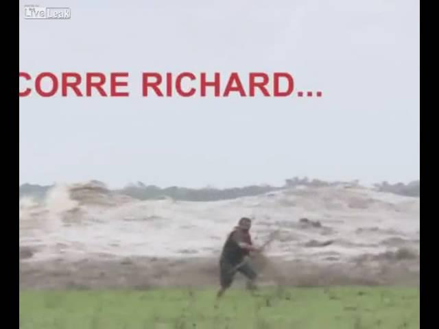 Huge wave in POROROCA makes tv presenter Brazil's Bear Grylls' run for his life
