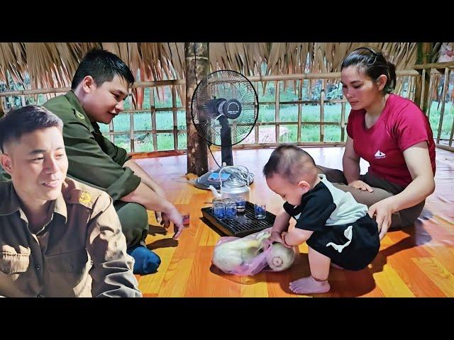 Policeman Chuc came to thank the girl who helped him when he was in trouble