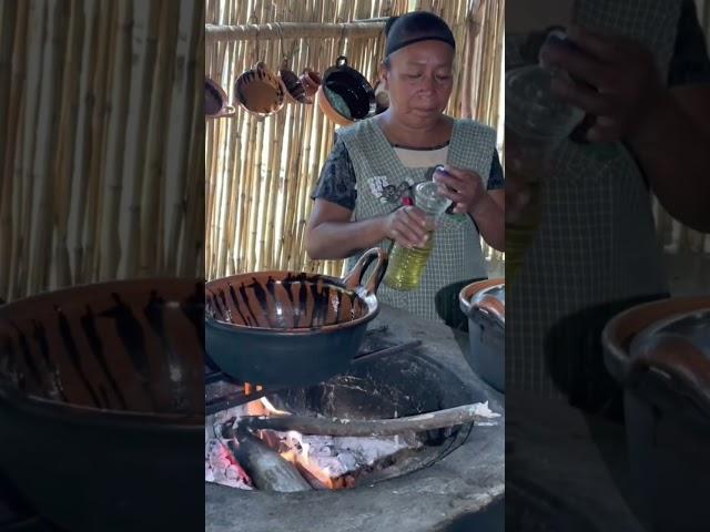 Delicioso Pollo con Nopales y Salsa Roja Está riquísima