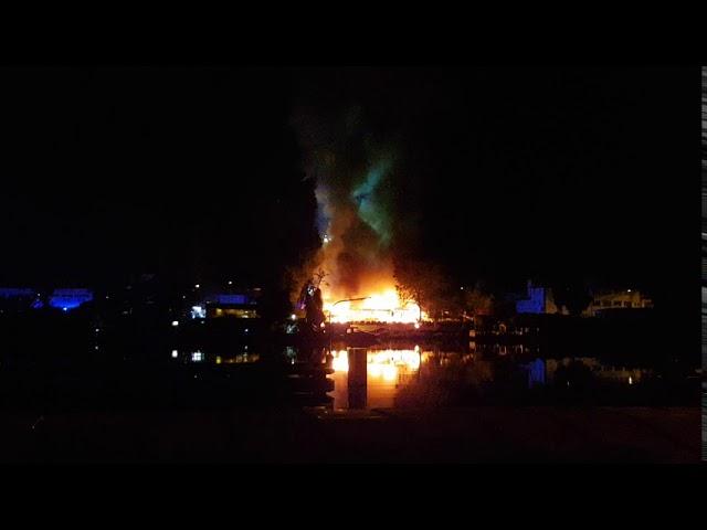 Feuerwehr Großaufgebot beim Brand Blaues Wasser - Frankfurt 01.08.2020