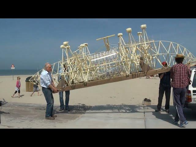 Strandbeest van Theo Jansen van werkplaats naar test op het strand 9 min