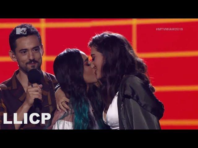 Calle y Poche se besan súper hot en los MTV MIAW 2019