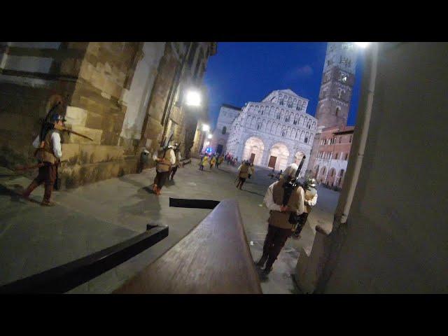 4K - A tour of Lucca walking with crossbowmen