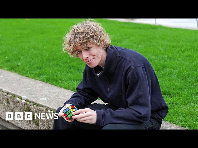 Rubik's cube world champion solves puzzle in seven seconds live on air - BBC News