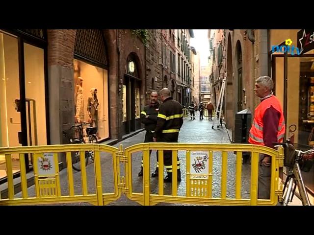 Canala a rischio caduta, chiuso il Fillungo nel tratto davanti alla Torre delle Ore