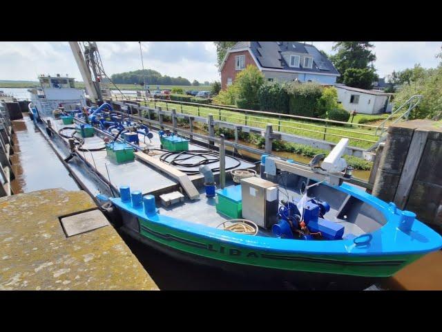 Binnenvaarttanker de LIDA te Groot Tijdens het Schutten in het Reitdiep, Brug Blijft Open.