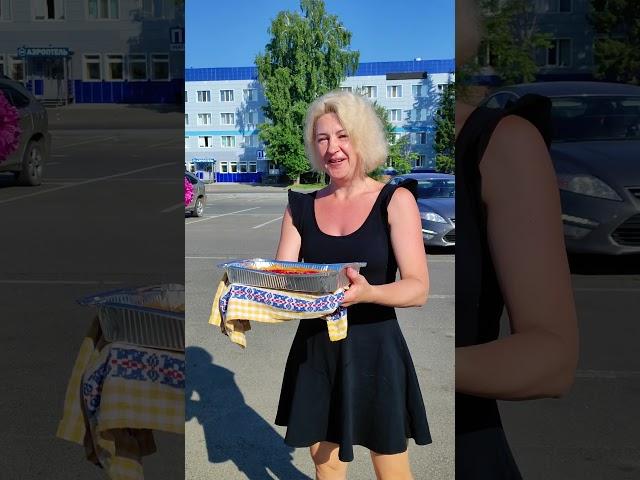 Любимые подруги детства так встретели меня в аэропорту,прилетела на Родину.
