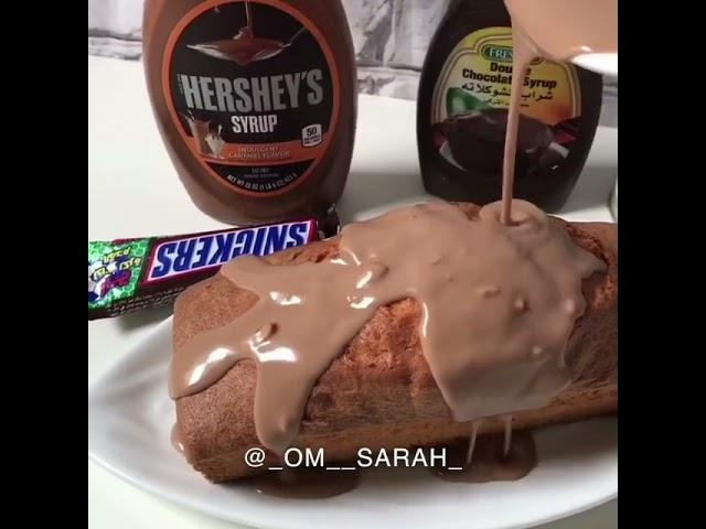 اطعم كيكة شكولاتة سنيكرز بصوص الكراميل الذيذ