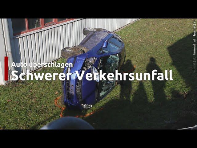 Auto überschlagen: PKW nach Unfall in Niederneukirchen seitlich liegend zum Stillstand gekommen