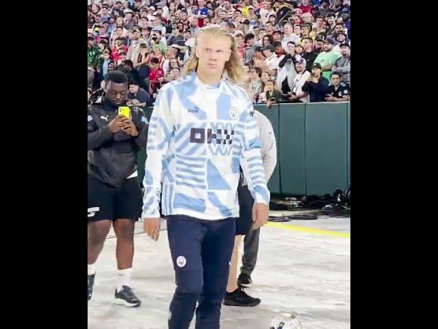 Erling Haaland waves to the crowd at Lambeau Field 