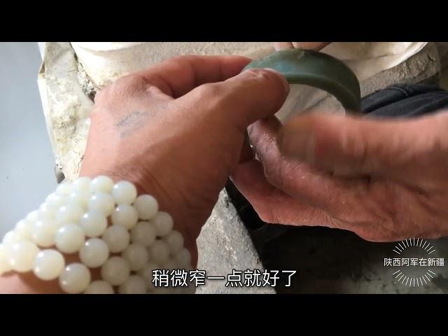 河南老乡在新疆干玉器加工，天天与石做伴，一个月工资上万