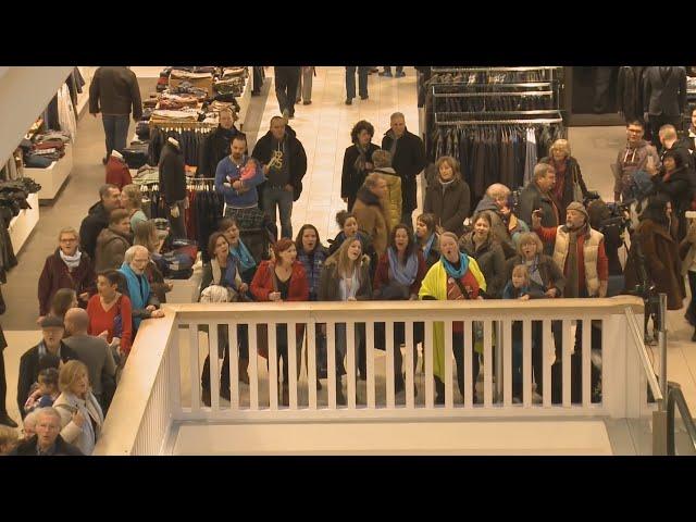 Flash Mob - Sings "Angels We Have Heard on High" in a shopping mall (HD) 