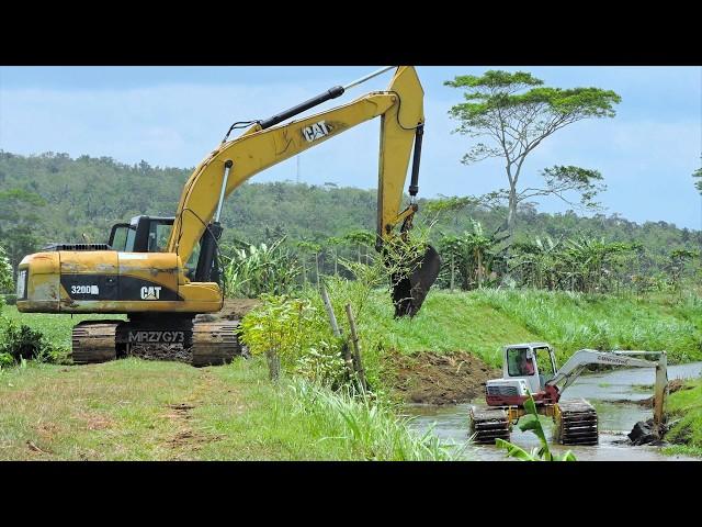 CAT 320D Takeuchi TB250 Excavator  Clearing Sedimentation From The River