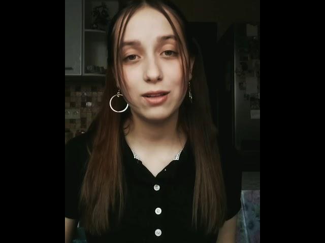 Анастасия Райская- Черная футболочка, белые носочки.