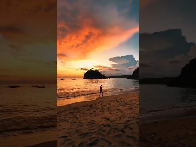 Pantai terbaik di nusa penida untuk menikmati sunset. cek link di deskripsi.