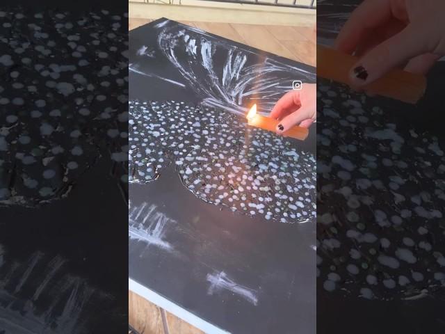 Искусство в моменте: бабочка из капель воска
