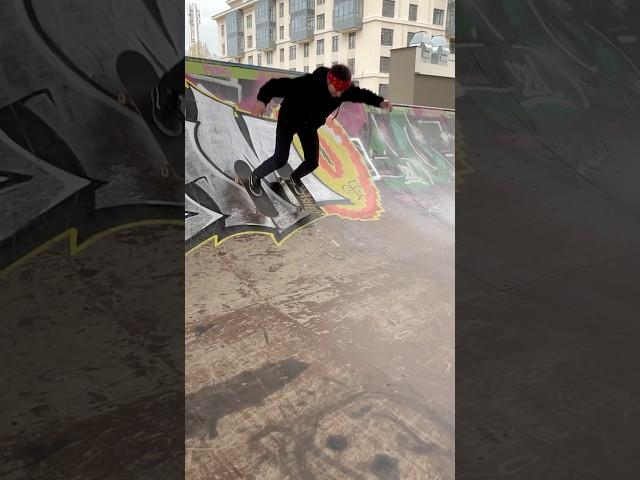 Индеец Илюха на двух скейтах в рампе. Мастер скейтбординга #тренер #skateboarding #индеец_илюха #sk8
