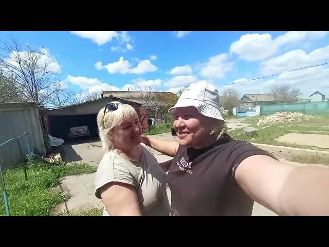 ЖИВУ ОДНА В ДЕРЕВНЕ / С САМОГО УТРА ВСЯ В РАБОТЕ
