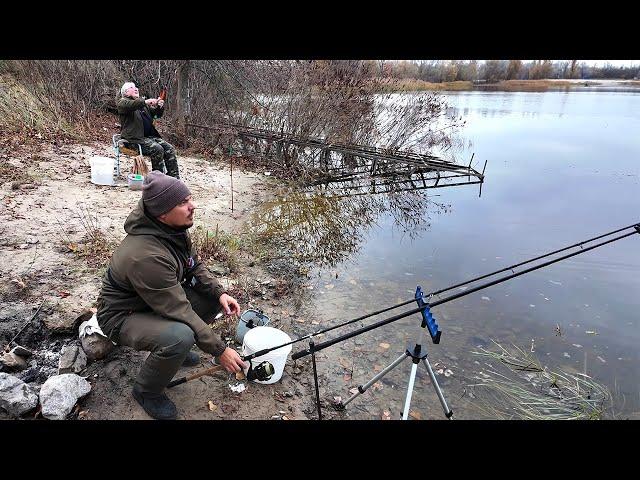 ГЛЯНЬ ЯК КЛЮЄ! Батоніста плотва. Фідерна рибалка на Дніпрі в кінці осені