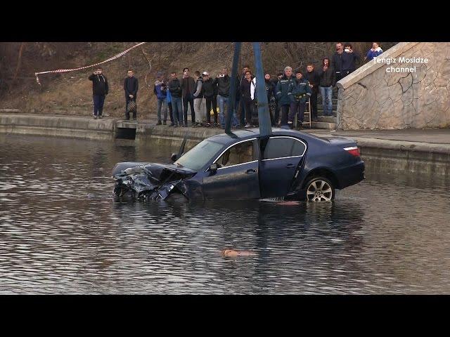 ДТП в Марьино. В Москве в пруду затонул BMW.  In the Moscow pond sunk BMW.