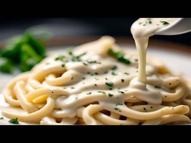 Espaguetis con salchichas y pollo en salsa alfredo.