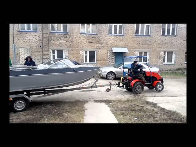 Мини трактор МТМ-10 легко и уверенно буксирует прицеп с катером.