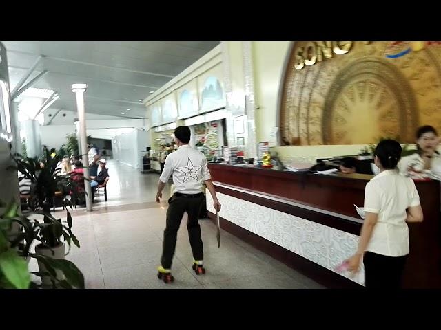 Ресторан Song Viet Confetti в аэропорту Таншоннят. Официант на роликах!!! С шипящей сковородой!!!