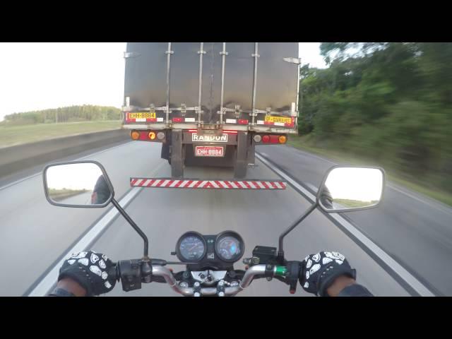 Indio Titan 150 - Pegando vácuo em carreta a 100km/h