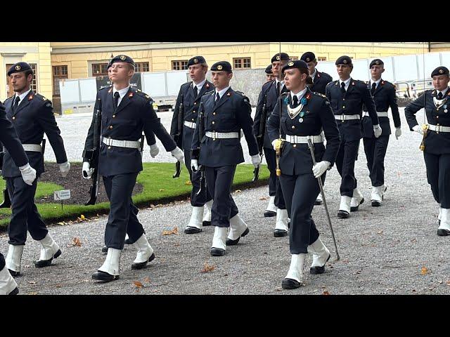 2024-09-25 Onsdag  Drottningholms Slott vaktavlösning  A8 Boden - Lv6 Halmstad