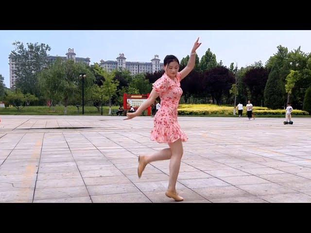 Sweet Qingqing dances mischievously to 'Modern Talking'