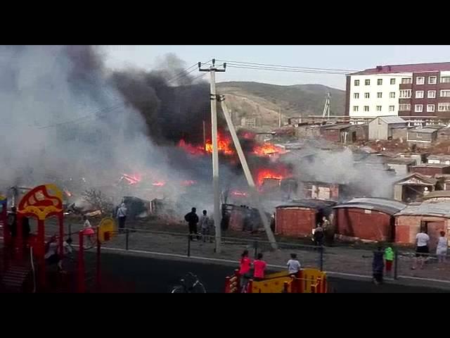 В Томари горят гаражи