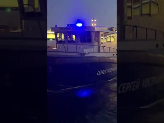 Алые паруса под защитой невероятного Сергея Кострыкина (Компания прогулки по рекам и каналам спб)