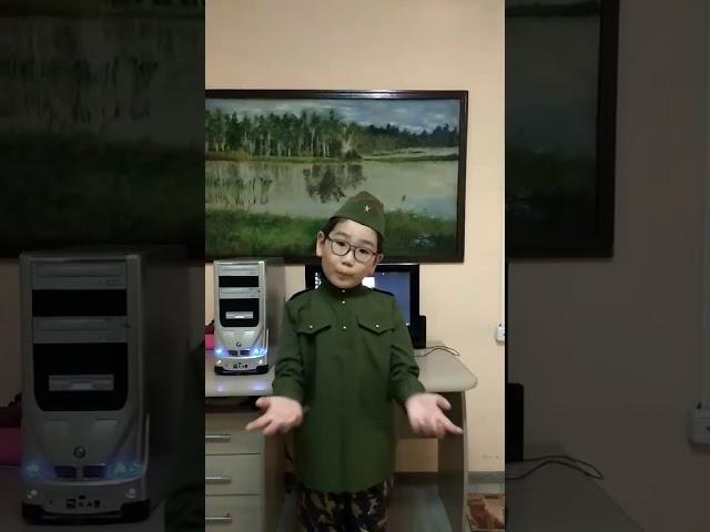 Аюша Аюрович Дугаржапов читает стихотворение