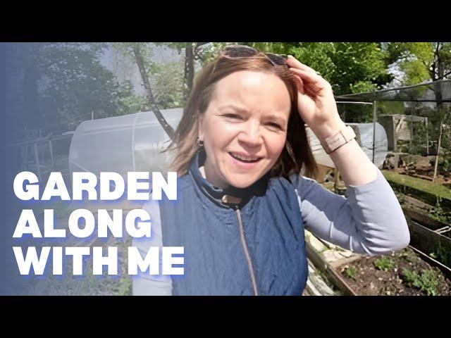 Sunny Day Gardening | Planting Chilli's & Sweet Peppers | Pruning The Grapevine