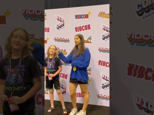 I met Kira kosarin at vidcon!!!!!