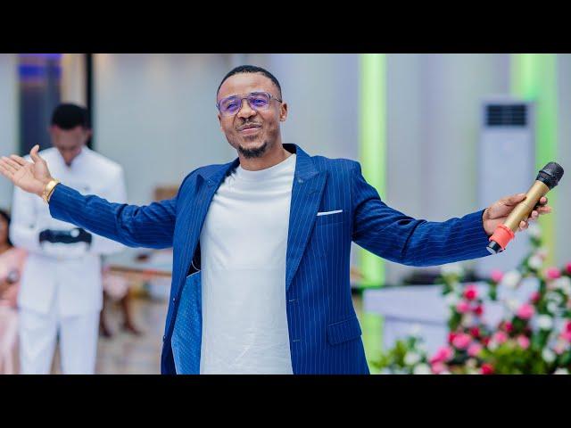 Surprise ya Msanii ALIKIBA kwa Maharusi | Apokelewa kwa Heshima Ukumbini | MC KATO KISHA