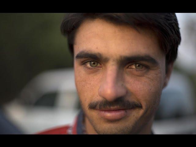 Pakistan's hot tea vendor becomes overnight star