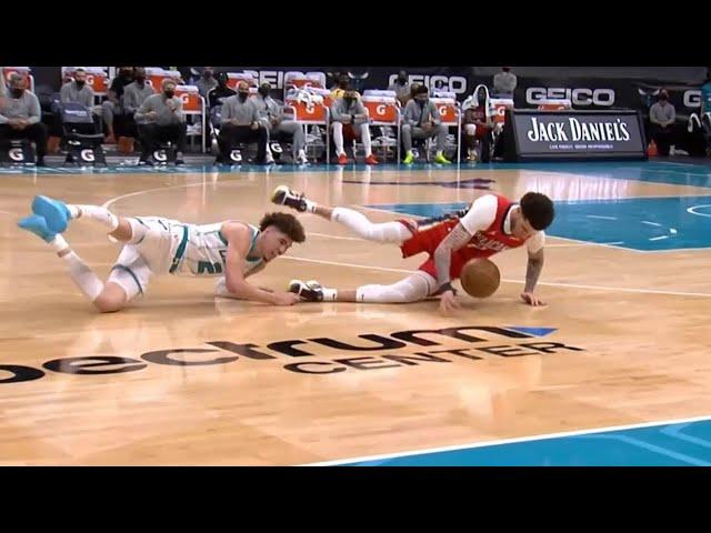 LaMelo & Lonzo Ball go for the ball in crunch time  Pelicans vs Hornets