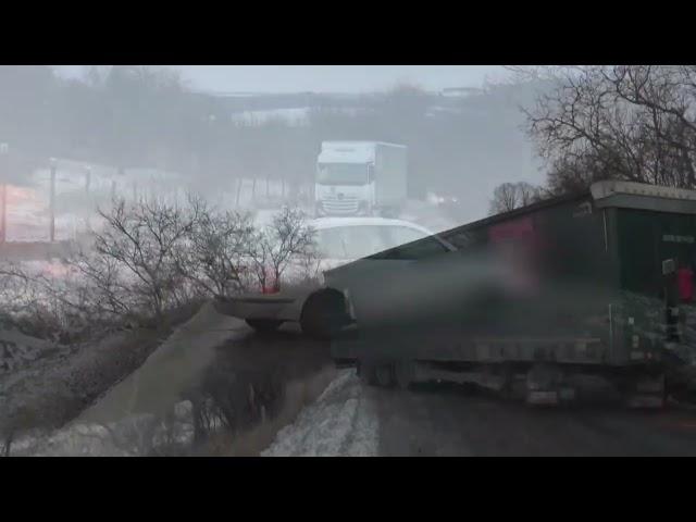 Kamion u Vinařic dostal smyk a zaterasil celou silnici.