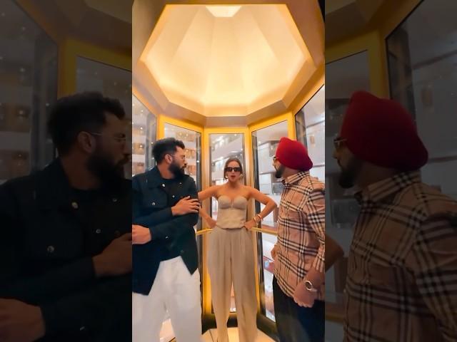 90's VIBE  #vickykaushal #triptidimri & #ammyvirk groove on #srk's song #meremehboob #badnewwz