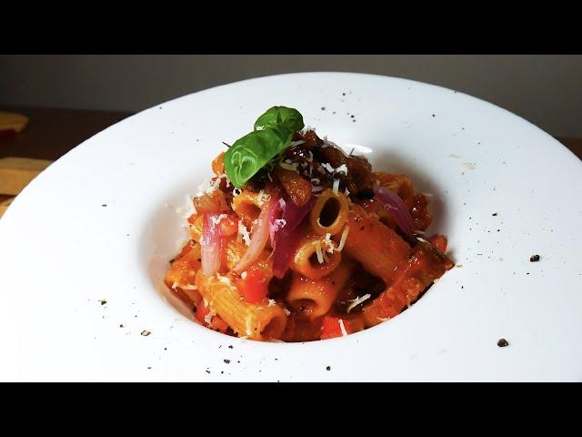 Amatriciana con petali di cipolla rossa di Tropea I.G.P.  - Chef Andrea magno - Cinquefuochi.it