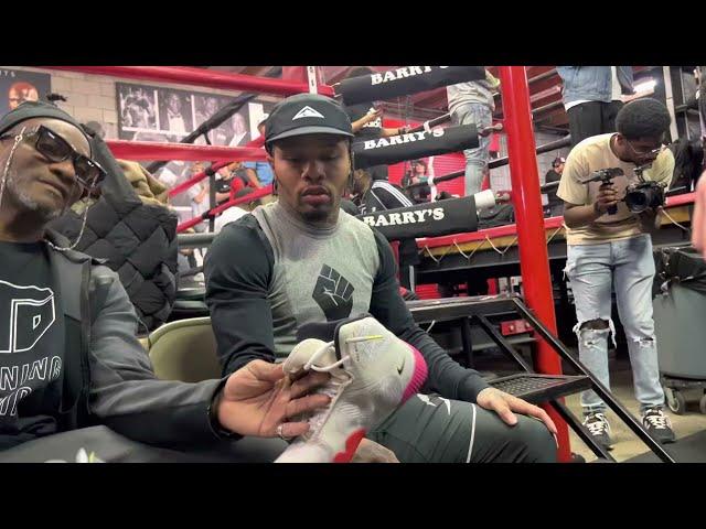 Gervonta Davis ties his boxing shoes before stepping in the ring | esnews boxing