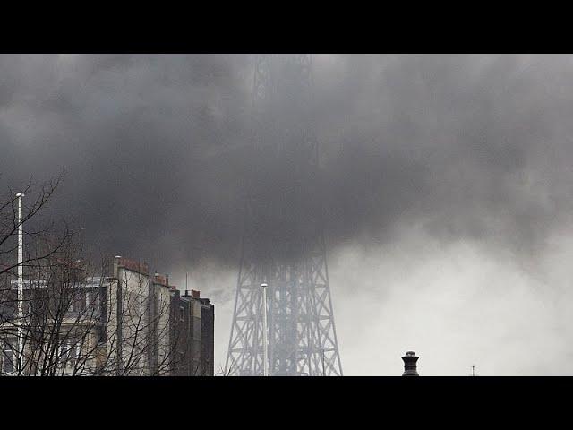 Millionenfach geteilt: Auf einem Video brennt der Eiffelturm