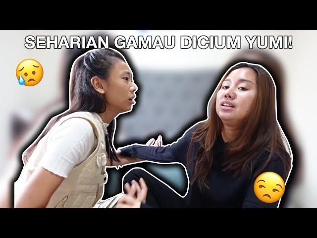 (ENG SUBBED) PRANK SEHARIAN GAMAU DICIUM YUMI!//PRANKING YUMI ANNOYED BY HER KISS FOR A DAY!