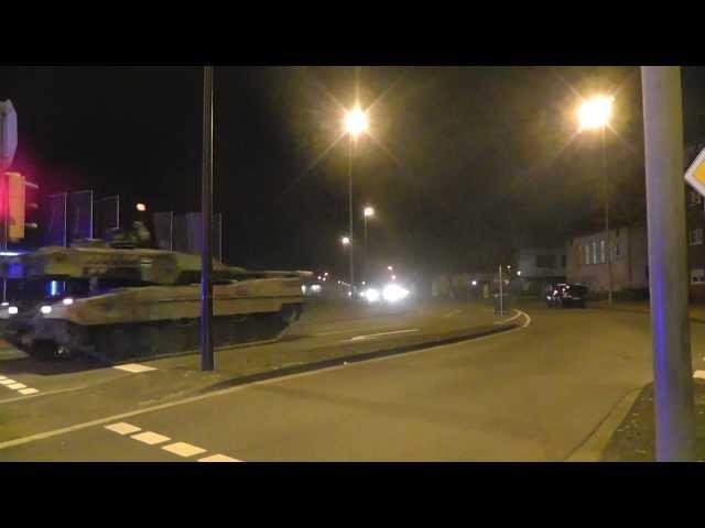 Eine große Leopard 2 Panzer Kolonne in Gütersloh um 22.00 Uhr