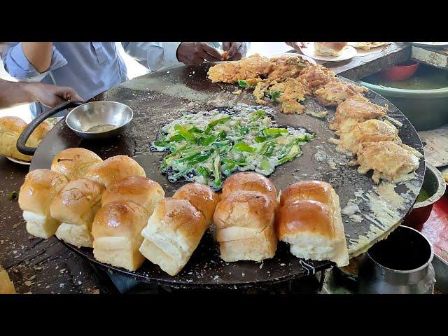 Chilli Fried Burger at Kharadar Food Street | MIRCHI WALA BUN KABAB | Pakistani Street Food