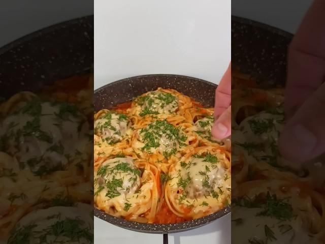 Макаронные гнëзда с фаршем на сковороде