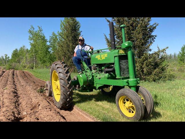 Spring Plow Day 2023! John Deere, IH, Allis Chalmers & Caterpillar Tractors Turning Ground