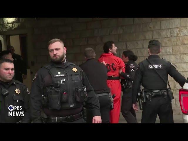 WATCH: Man accused of killing UnitedHealthcare CEO struggles with police as he enters Pa. courthouse