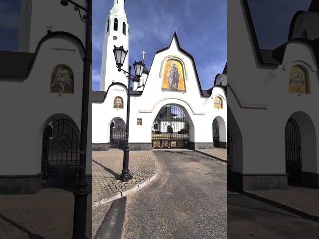 Церковь Петра Апостола в Парке Строителей в Санкт-Петербурге.